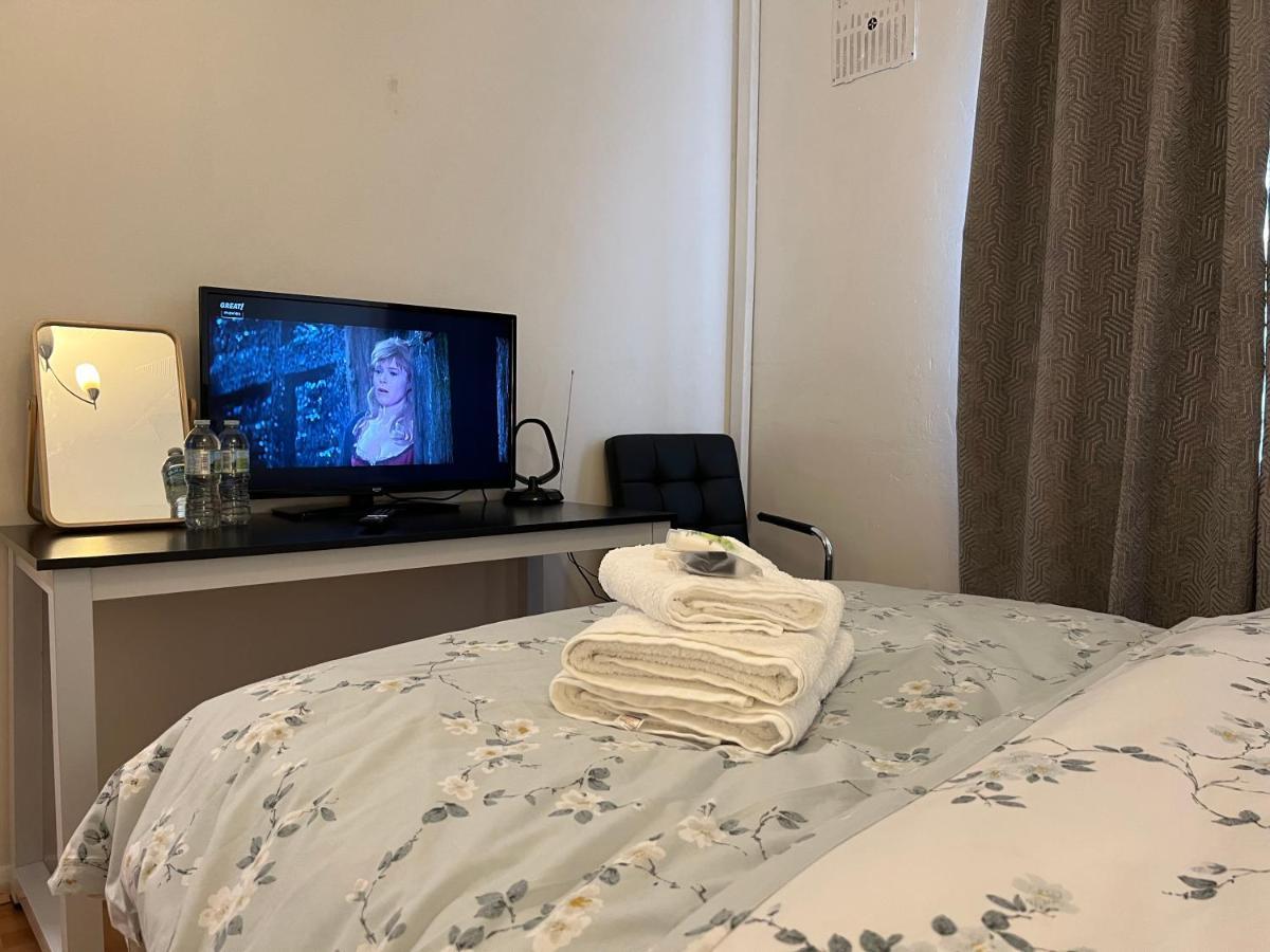 Park View Serviced Apartment - Next To Northolt Tube Station - Near Central London & Wembley Exterior photo